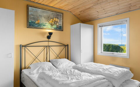 Astrath - 10M from the Sea: Holz, Bett, Schlafzimmer, Interior Design, Möbel, Bedding, Fussboden, Bettdecke, Zimmer, Bettrahmen