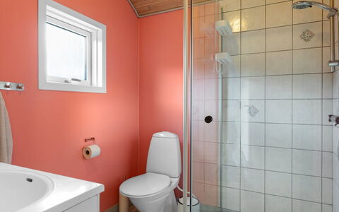 Astrath - 10M from the Sea: Badezimmer, Armatur, Interior Design, Flooring, Fussboden, Toilette, Sinken, Installation, Decke, Zapfhahn