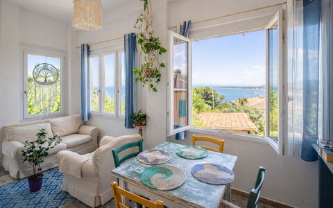 La Torre sul Ponte, Seaview, Garden: Möbel, Zuhause, Stuhl, Küche & Esszimmer Tisch, Zimmerpflanze, Balkon, Schatten, Eco Hotel, Blumentopf, Linens