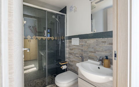 La Torre sul Ponte, Seaview, Garden: Armatur, Badezimmer, Bad Sink, Flooring, Sinken, Fussboden, Interior Design, Zapfhahn, Spiegel, Toilette