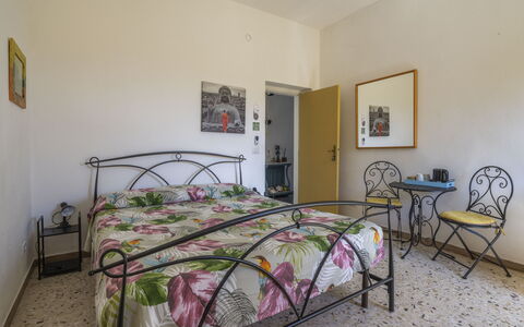 La Torre sul Ponte, Seaview, Garden: Möbel, Schlafzimmer, Bett, Fussboden, Bettdecke, Bedding, Bettrahmen, Zimmer, Linens, Wohnung