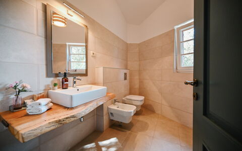 Villa Bogijeva Cliff House, Stunning View: Badezimmer, Armatur, Flooring, Interior Design, Bad Sink, Sinken, Fussboden, Zapfhahn, Installation, Beleuchtung
