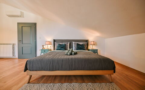 Villa Bogijeva Cliff House, Stunning View: Bett, Möbel, Interior Design, Schlafzimmer, Bedding, Bettdecke, Flooring, Fussboden, Holz, Decke