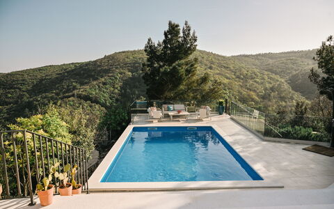 Villa Bogijeva Cliff House, Stunning View: Blau, Schwimmbad, Freizeit, Verbundwerkstoff, Resort, Eco Hotel, Schatten, Water Feature, Ferienort, Gartenmöbel