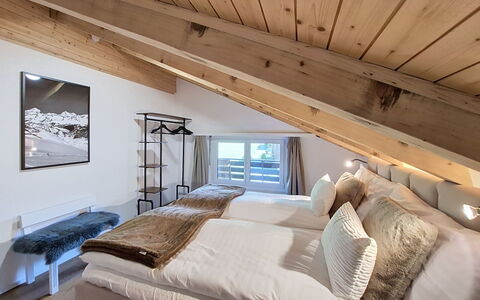 Chez Gredia: Interior Design, Möbel, Decke, Schlafzimmer, Zimmer, Fussboden, Bett, Bedding, Bettdecke, Linens