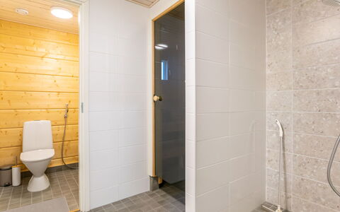 Joutsenranta: Flooring, Fussboden, Holz, Armatur, Badezimmer, Toilette, Interior Design, Toilleten Sitz, Installation, Zimmer