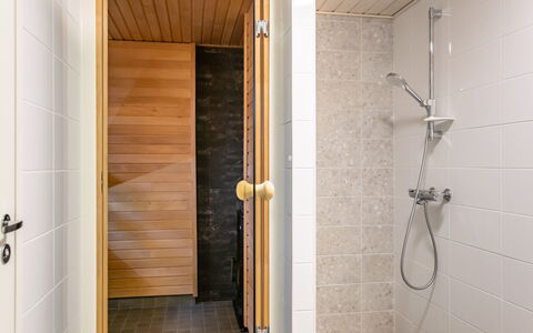Joutsenranta: Flooring, Wand, Fussboden, Holz, Armatur, Verbundwerkstoff, Installation, Fliese, Holzbeize, Badezimmer