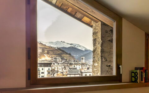 Planta Apartment: Holz, Braun, Gebirge, Holzbeize, Senke, Hartholz, Daylighting, Bergdorf, Balkon