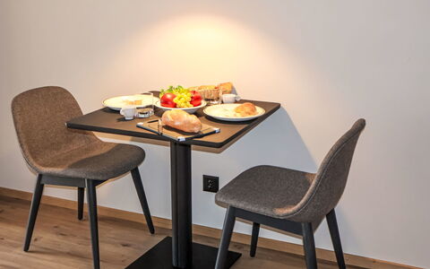 Zermatt 310: Möbel, Tabelle, Esszimmer, Stuhl, Küche & Esszimmer Tisch, Holzbeize, Kaffetisch, Restaurant, Hartholz, Zimmerpflanze