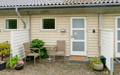 Ømund - 100M from the Sea: Möbel, Interior Design, Flooring, Fussboden, Decke, Zimmer, Stuhl, Tabelle, Wohnung, Küche & Esszimmer Tisch