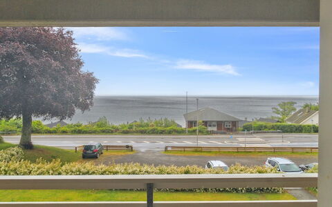 Ømund - 100M from the Sea: Möbel, Interior Design, Flooring, Fussboden, Decke, Zimmer, Stuhl, Tabelle, Wohnung, Küche & Esszimmer Tisch