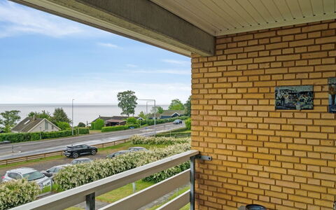 Ømund - 100M from the Sea: Möbel, Interior Design, Flooring, Fussboden, Decke, Zimmer, Stuhl, Tabelle, Wohnung, Küche & Esszimmer Tisch