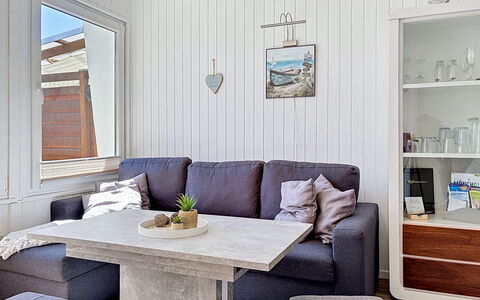 Bungalow 33: Möbel, Flooring, Interior Design, Fussboden, Couch, Holz, Tabelle, Wohnzimmer, Zimmer, Zuhause