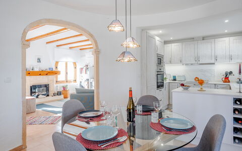 Sol & Sal: Interior Design, Light Fixture, Flooring, Möbel, Decke, Fussboden, Beleuchtung, Zimmer, Zuhause, Küche