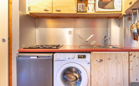 V. du Bachat Joubarbes: Holz, Major Appliance, Flooring, Waschmaschine, Interior Design, Fussboden, Zimmer, Küche, Wäschetrockner, Armatur
