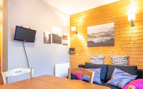 V. du Bachat Joubarbes: Holz, Möbel, Interior Design, Zuhause, Zimmer, Holzbeize, Decke, Stuhl, Hartholz, Wohnzimmer