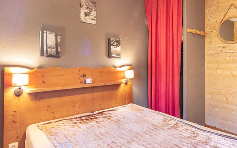 V. du Bachat Joubarbes: Holz, Schlafzimmer, Bett, Bettdecke, Möbel, Interior Design, Bedding, Linens, Fussboden, Flooring