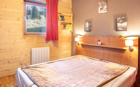 V. du Bachat Joubarbes: Holz, Haus, Schlafzimmer, Zuhause, Möbel, Bett, Bettdecke, Bedding, Hütte, Holzbeize
