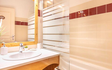 V. du Bachat Joubarbes: Interior Design, Flooring, Badezimmer, Armatur, Fussboden, Orange, Installation, Zapfhahn, Sinken, Zimmer