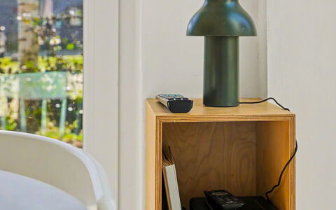 Seemomente (615): Möbel, Beleuchtung, Interior Design, Zimmer, Regale, Holzbeize, Lautsprecher, Hartholz, Lampe, Sperrholz