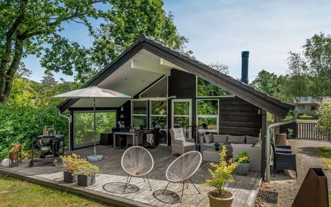 Iorund - 10Km from the Sea: Dach, Zuhause, Haus, Hütte, Garten, Schatten, Estate, Garten, Gartenbauten, Veranda