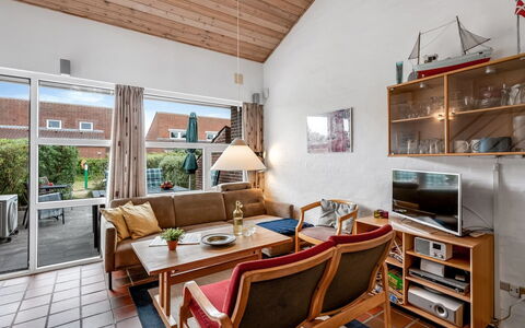 Melle - 500M from the Sea: Dach, Haus, Zuhause, Hütte, Tür, Abstellgleis, Deck, Veranda, Planke, Hartholz