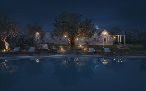 Trulli Experience, Pool, Monopoli: Nacht, Schwimmbad, Estate, Dämmerung, Abend, Reflexion, Mitternacht, Landschaft Beleuchtung, Landscaping, Garten