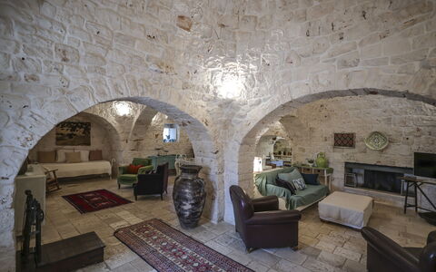 Trulli Experience, Pool, Monopoli: Wand, Möbel, Flooring, Decke, Interior Design, Fussboden, Beleuchtung, Couch, Zimmer, Wohnzimmer