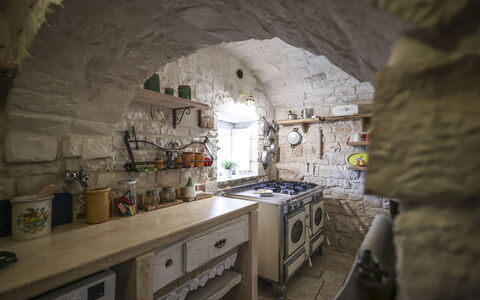 Trulli Experience, Pool, Monopoli: Wand, Interior Design, Möbel, Decke, Küche, Steinwand, Stuhl, Natürliches Material, Fliese, Regal