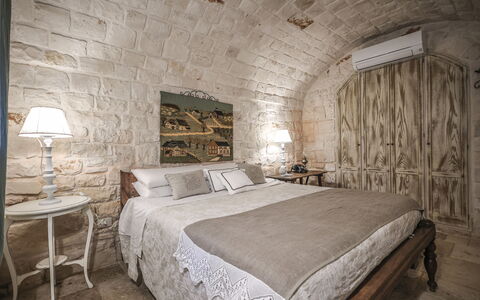 Trulli Experience, Pool, Monopoli: Möbel, Wand, Schlafzimmer, Interior Design, Bett, Flooring, Beleuchtung, Fussboden, Bedding, Bettdecke