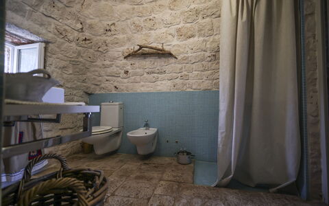 Trulli Experience, Pool, Monopoli: Wand, Armatur, Flooring, Möbel, Fussboden, Interior Design, Badezimmer, Bad Sink, Installation, Zapfhahn
