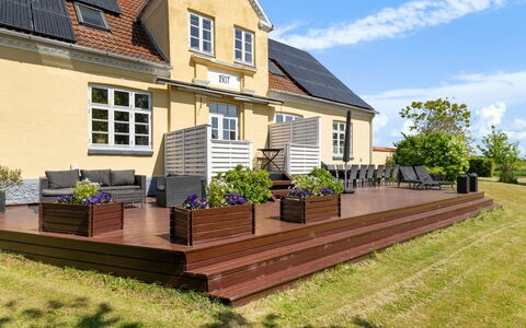 Goti - 850M from the Sea: Dach, Haus, Zuhause, Hütte, Tür, Abstellgleis, Deck, Veranda, Planke, Hartholz