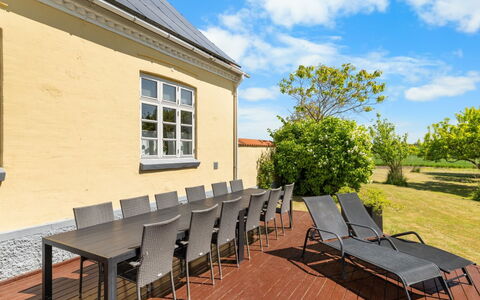 Goti - 850M from the Sea: Dach, Haus, Zuhause, Hütte, Tür, Abstellgleis, Deck, Veranda, Planke, Hartholz