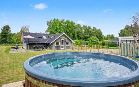 Hielm - 490M from the Sea: Blau, Wolke, Grundstueck, Garten, Landscaping, Schwimmbad, Estate, Garten, Freizeit, Eco Hotel