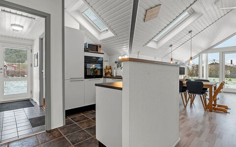 Hielm - 490M from the Sea: Flooring, Holz, Fussboden, Decke, Interior Design, Holzboden, Küche, Countertop, Zimmer, Light Fixture