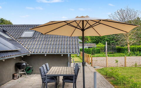 Hielm - 490M from the Sea: Regenschirm, Gartenmöbel, Möbel, Tisch Im Freien, Stuhl, Schatten, Deck, Terrasse, Garten, Holzbeize