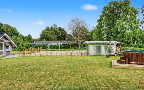 Hielm - 490M from the Sea: Baum, Gras, Garten, Grundstueck, Einfach, Rasen, Schatten, Park, Landscaping, Wiese