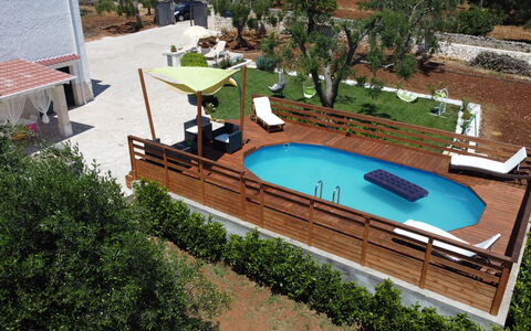 Villa Antony: Holz, Schwimmbad, Möbel, Gartenmöbel, Deck, Resort, Holzbeize, Stuhl, Freizeit, Schatten
