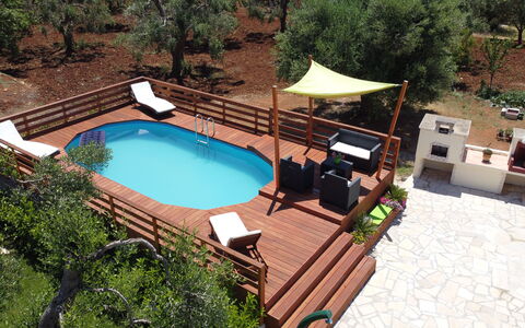 Villa Antony: Holz, Schwimmbad, Möbel, Gartenmöbel, Holzbeize, Deck, Resort, Schatten, Stuhl, Hartholz