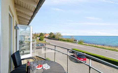 Juna - 50M from the Sea: Blau, Hütte, Haus, Zuhause, Bauernhaus, Estate, Abstellgleis