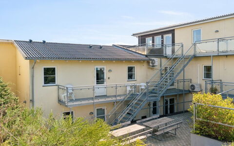 Juna - 50M from the Sea: Blau, Hütte, Haus, Zuhause, Bauernhaus, Estate, Abstellgleis