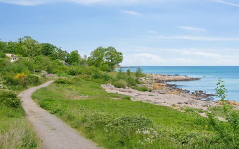 Yosefin - 50M from the Sea: Gras, Wiese, Grundstueck, Hütte, Ländliches Gebiet, Wiese, Gartenbauten, Garten, Schuppen