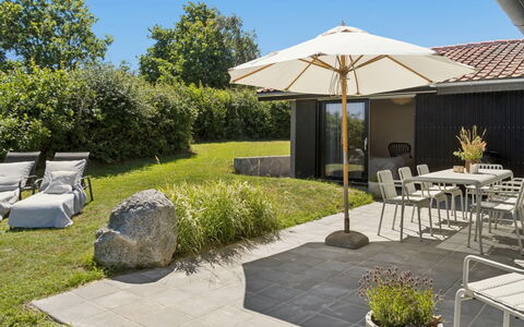 Karlotta - 500M from the Sea: Gartenmöbel, Möbel, Garten, Schatten, Regenschirm, Stuhl, Landscaping, Tisch Im Freien, Hinterhof, Flagstone