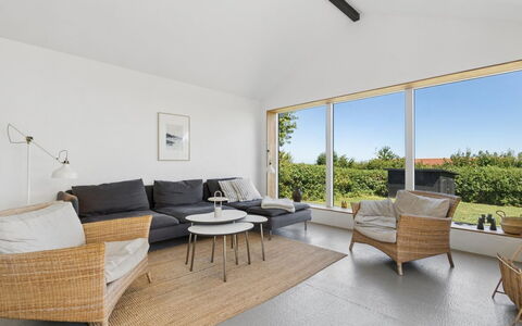 Karlotta - 500M from the Sea: Holz, Flooring, Möbel, Fussboden, Interior Design, Couch, Zuhause, Decke, Wohnzimmer, Stuhl