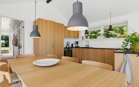 Karlotta - 500M from the Sea: Möbel, Interior Design, Flooring, Holz, Küche, Light Fixture, Countertop, Decke, Fussboden, Küche & Esszimmer Tisch
