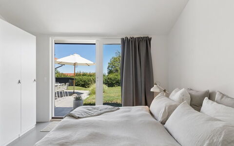 Karlotta - 500M from the Sea: Decke, Schlafzimmer, Flooring, Fussboden, Interior Design, Zuhause, Bett, Möbel, Linens