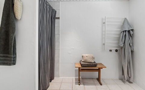 Karlotta - 500M from the Sea: Flooring, Interior Design, Fussboden, Decke, Handtuch, Zimmer, Fliese, Armatur, Badezimmer