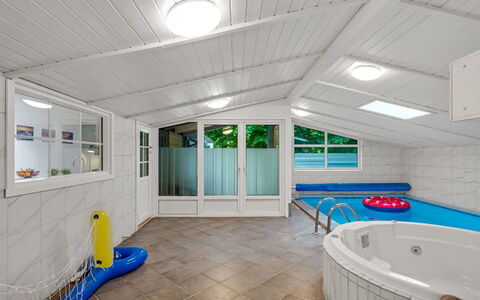 Mena - 10Km from the Sea: Möbel, Holz, Interior Design, Flooring, Fussboden, Stuhl, Zimmer, Decke, Wohnzimmer, Wohnung