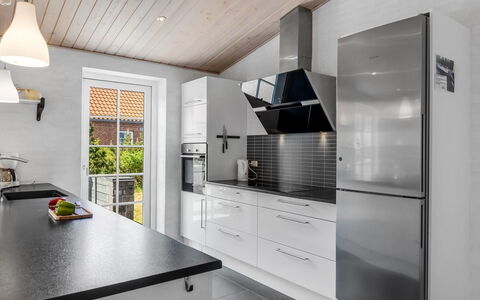 Merit - 3.2Km from the Sea: Küche, Countertop, Küchengerät, Flooring, Major Appliance, Interior Design, Cabinetry, Decke, Fussboden, Haushaltsgerät