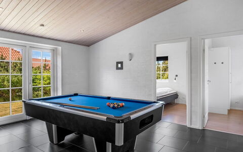 Merit - 3.2Km from the Sea: Möbel, Holz, Interior Design, Flooring, Fussboden, Stuhl, Zimmer, Decke, Wohnzimmer, Wohnung